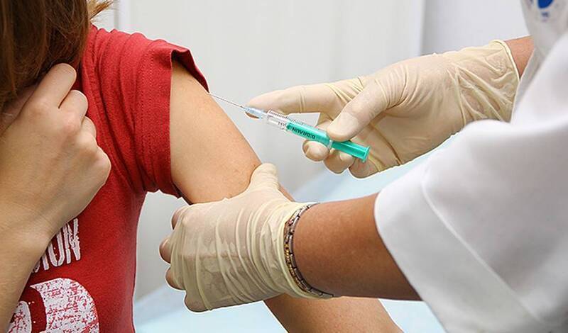 Разработчик вакцины не поддержал идею делать прививку против ковида каждые три месяца