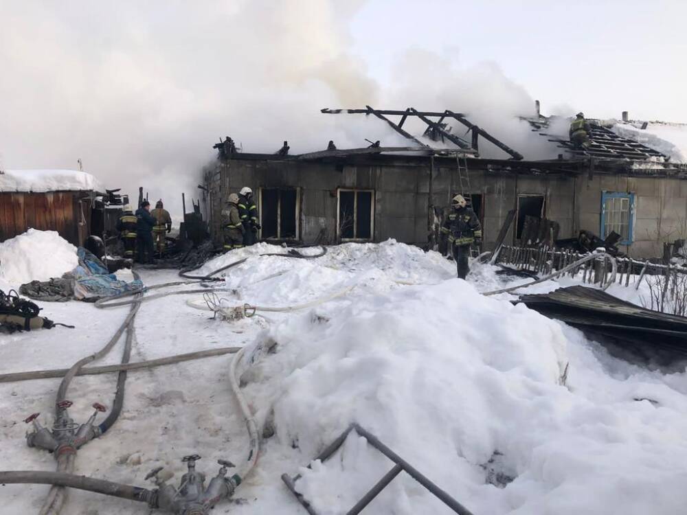 Женщина и двое детей погибли в горящем бараке под Новосибирском: подробности трагедии