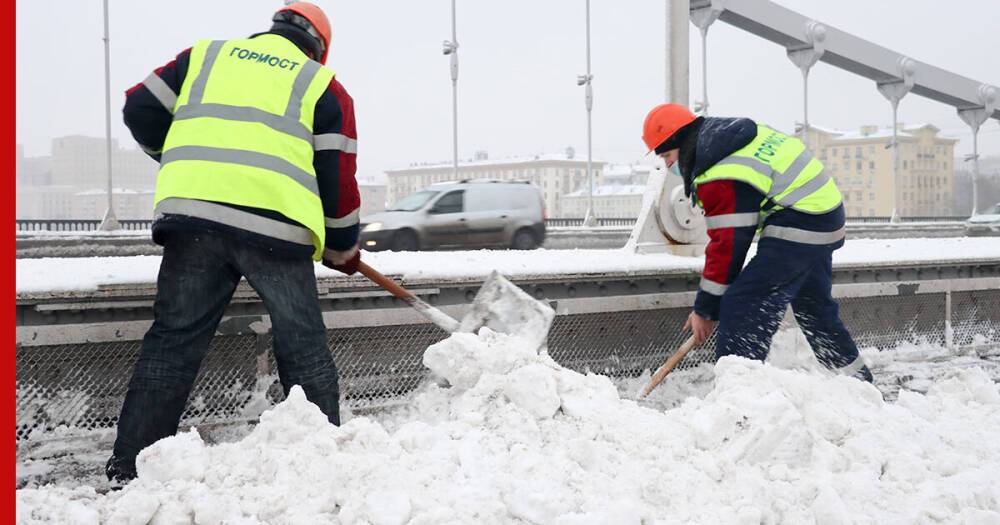 В Московском регионе из-за сильных снегопадов выросли полуметровые сугробы