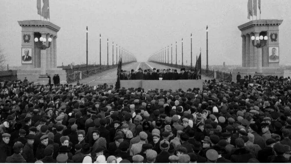 В сети показали, как открывали движение по мосту Патона в Киеве в 1953 году. Архивное фото