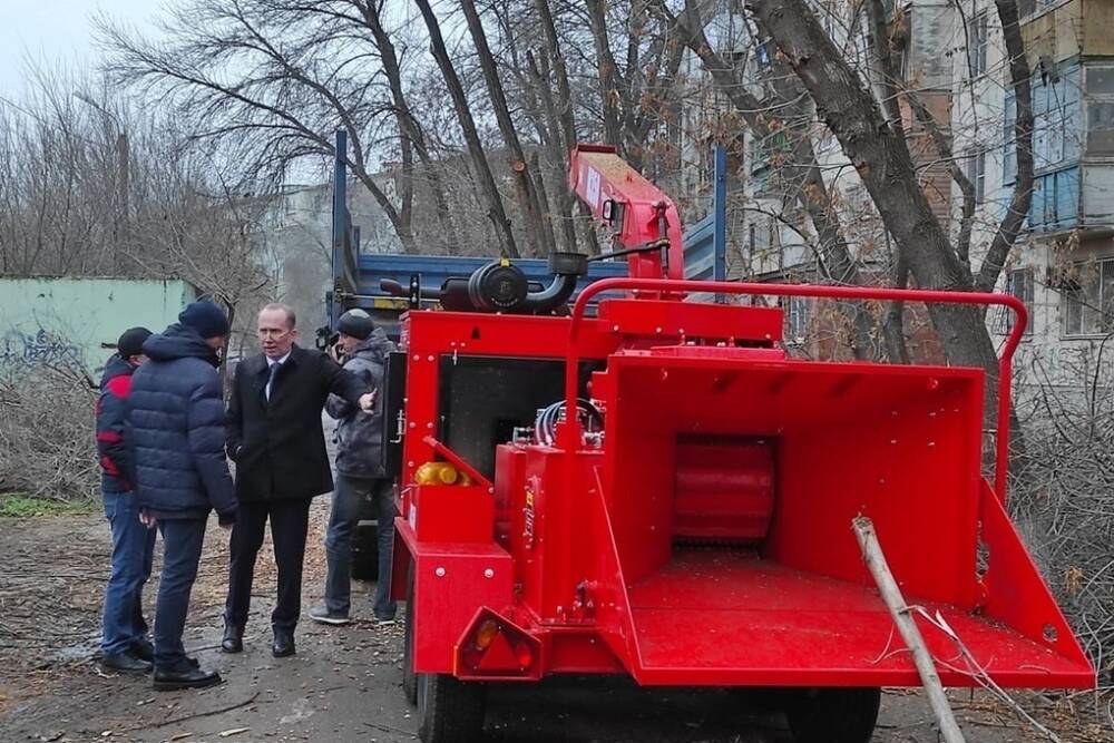 В Астрахани нашли решение вопроса с разбросанными сухими ветками на улицах