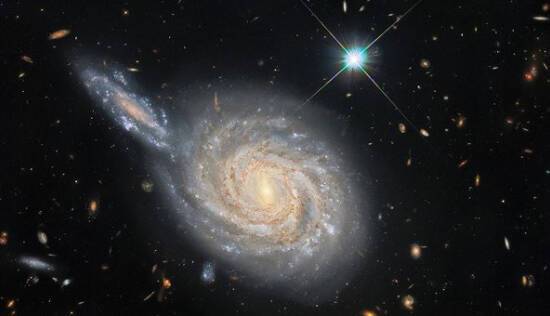 Оптическая иллюзия в космосе "столкнула" две гигантские галактики