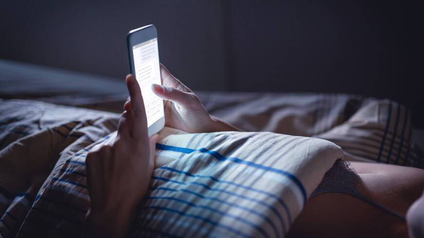 Чем мы рискуем, когда регулярно сидим в смартфоне перед сном?