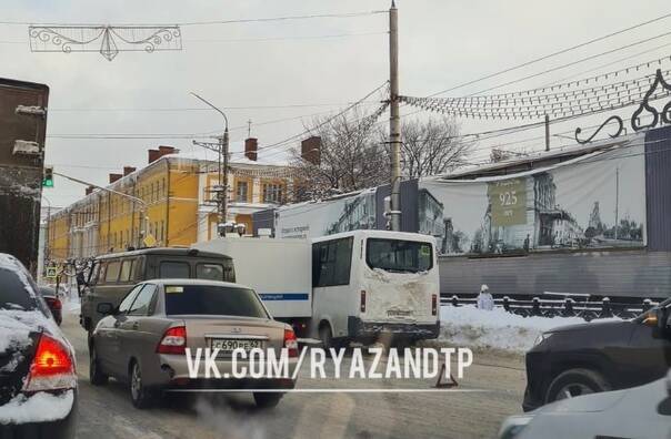 На Первомайском проспекте Рязани столкнулись маршрутка и полицейский грузовик