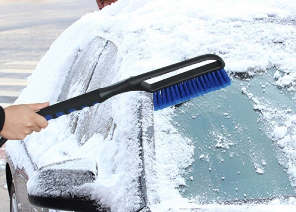 Как правильно очистить автомобиль от снега