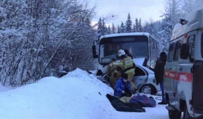 В Красноярском крае двое детей и двое взрослых погибли при аварии с автобусом