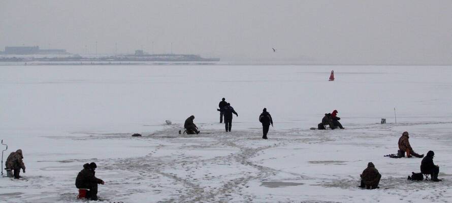 Лед по-прежнему небезопасен для любителей зимней рыбалки на Ладоге в Карелии
