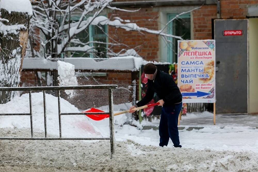 В Петербурге горожанам будут платить, чтобы они сами убрали снег у себя во дворах