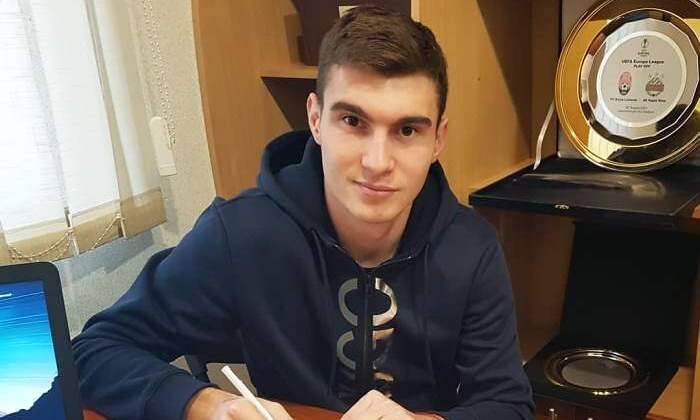 Заря подписала трехлетний контракт с полузащитником Динамо Смирным