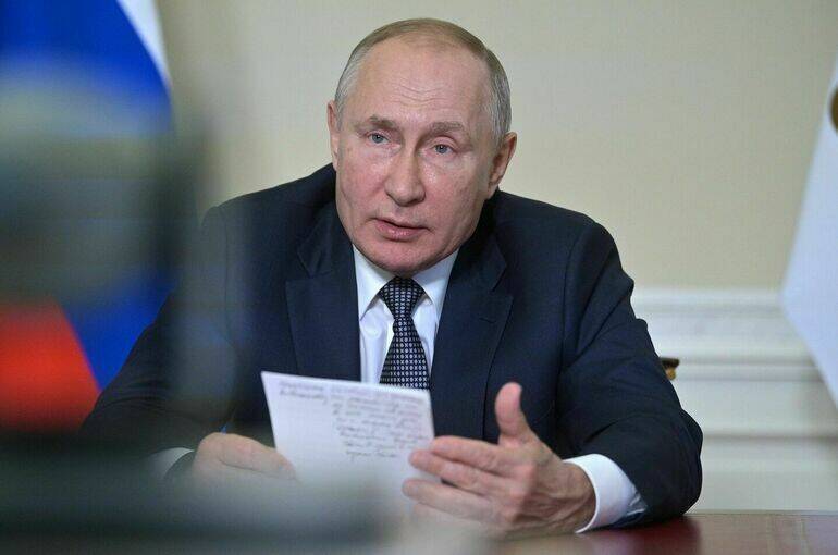Путин поручил повысить пенсии на 8,6 процента