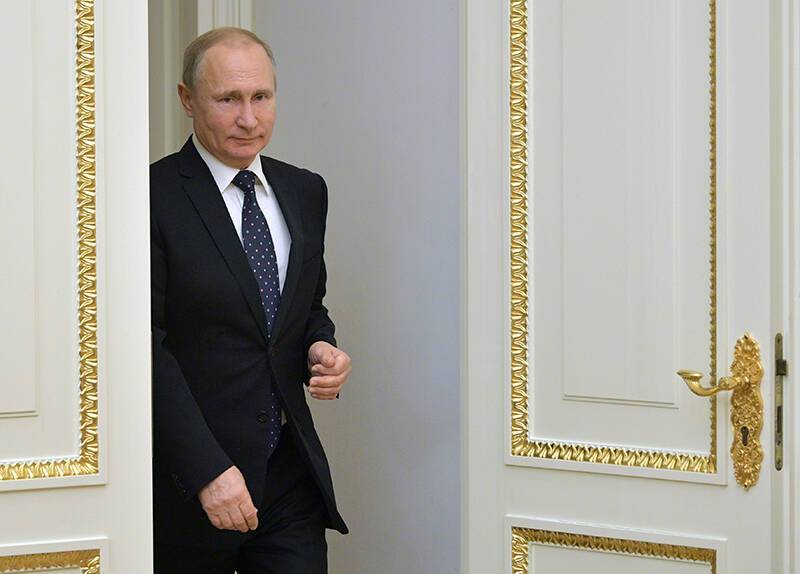 Песков рассказал, как ограждают Путина от "омикрона"