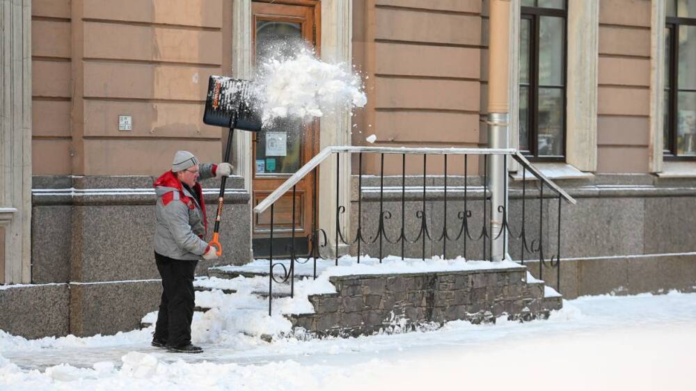 Двор Ленполиграфмаша в Петербурге превратился в стихийную свалку для снега
