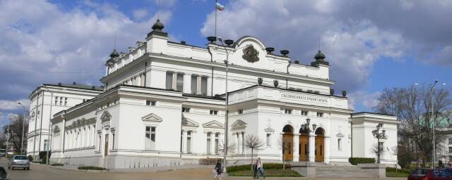В болгарской Софии протестующие против зеленых сертификатов окружили здание парламента