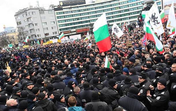 В Болгарии антивакцинаторы прорвали оцепление полиции у парламента