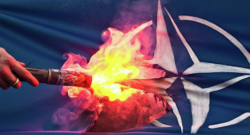 Грузия: Защитить флаг НАТО! Запретить Знамя Победы!
