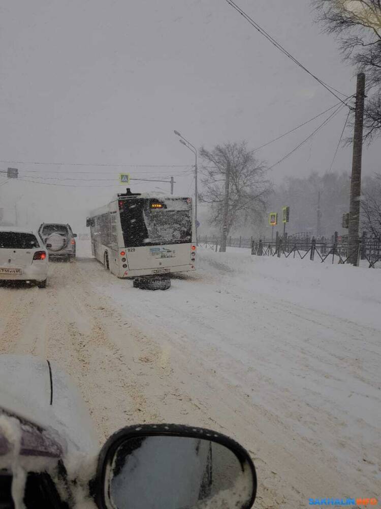 В Южно-Сахалинске у автобуса отвалилось колесо