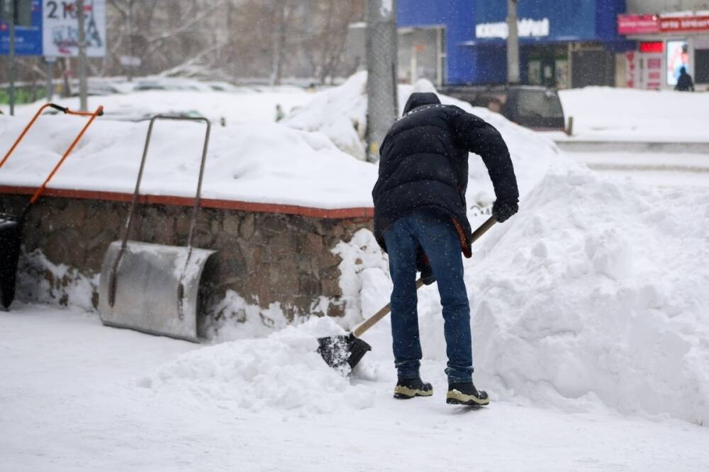 На каких улицах не стоит парковаться из-за уборки снега 13 января в Новосибирске