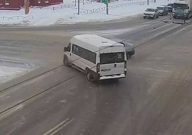 ДТП с маршруткой и легковушкой на улице Циолковского попало на видео