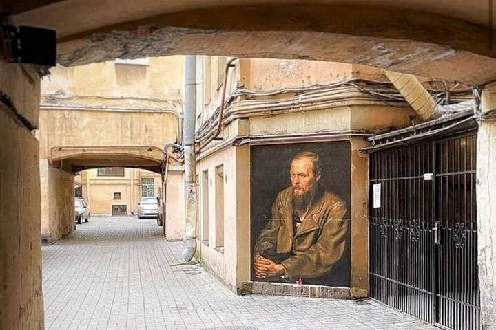 Петербургские чиновники назвали актом вандализма граффити с портретом Достоевского