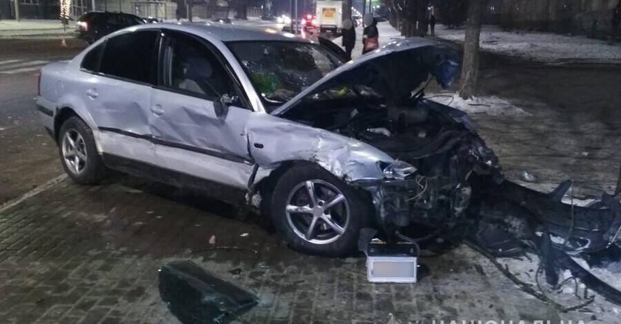 В Луцке после столкновения двух машин, авто вылетело на тротуар и сбило девушку