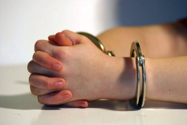 В Керчи задержали подростка за рассылку сообщений о нападении на школу