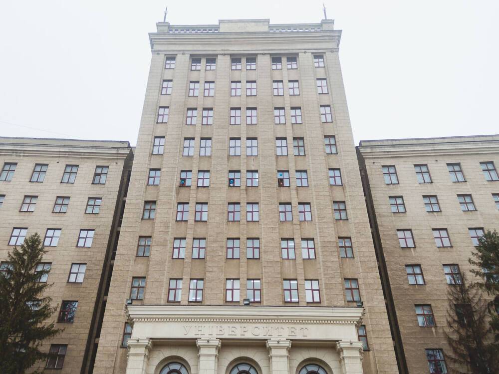 В Харькове возник пожар в национальном университете имени Каразина. Студентов и преподавателей эвакуировали