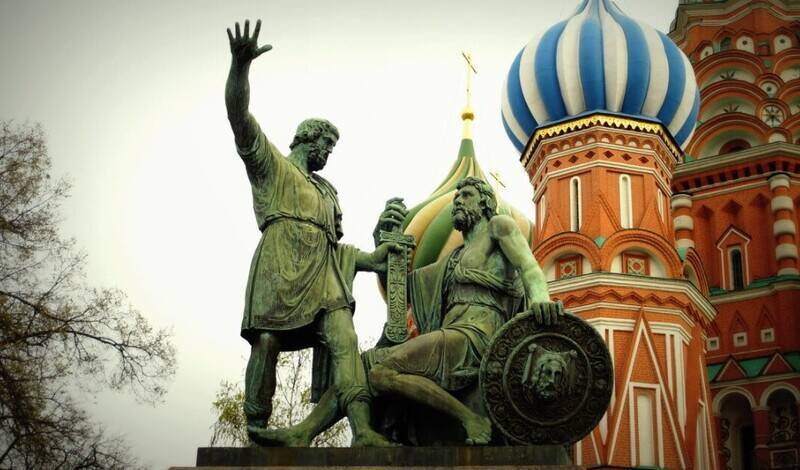 На Красной площади Москвы для реставрации демонтировали памятник Минину и Пожарскому