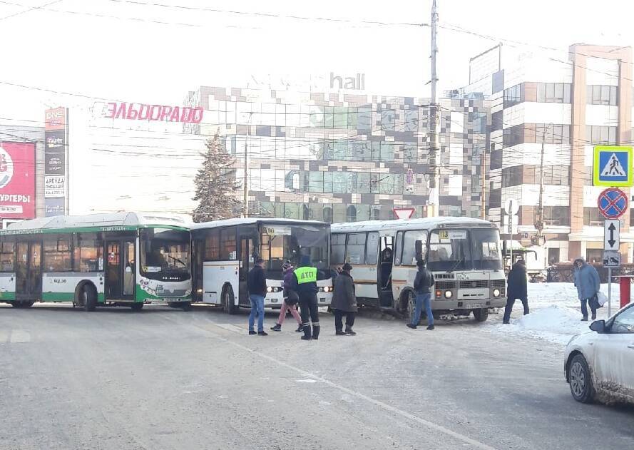 Два маршрутных автобуса столкнулись в Воронеже у цирка