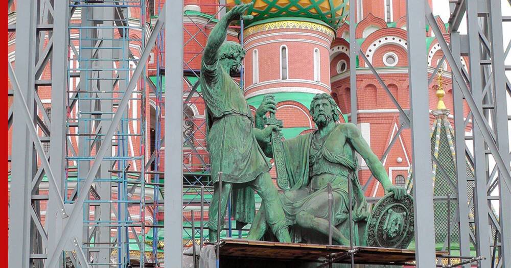 Памятник Минину и Пожарскому убрали с постамента на Красной площади