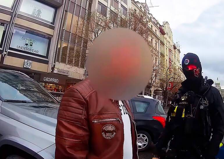 Водитель в Праге пытался дать взятку полицейским: видео