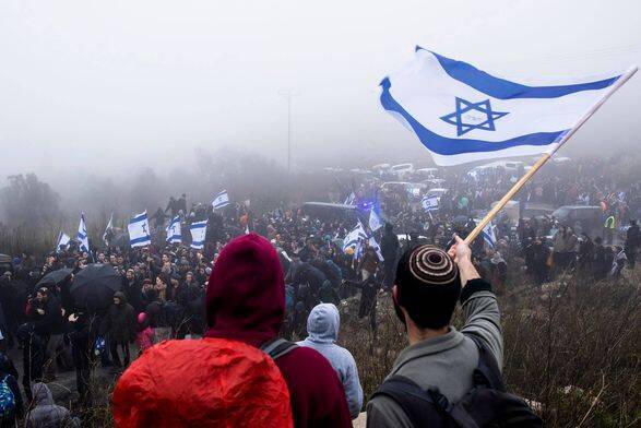Израильские националисты устроили акцию протеста против эвакуации поселений на Западном берегу