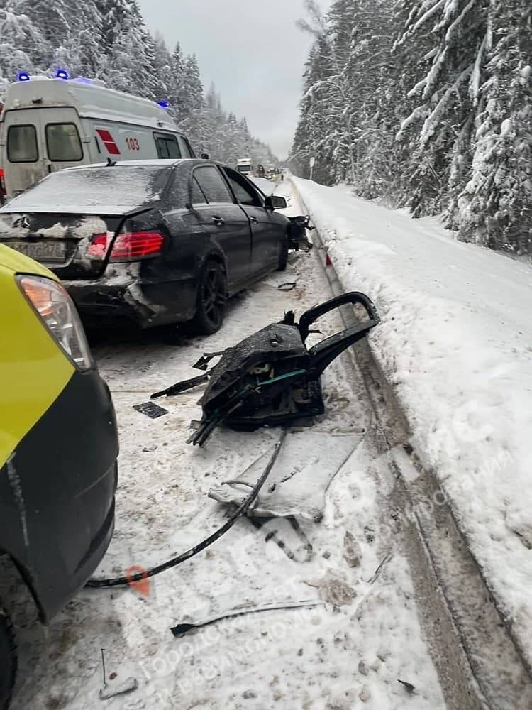 В аварии на трассе в Ленинградской области погибли три человека