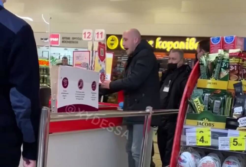 Мужчина устроил погром в супермаркете из-за маски: бросался на кассира и охрану