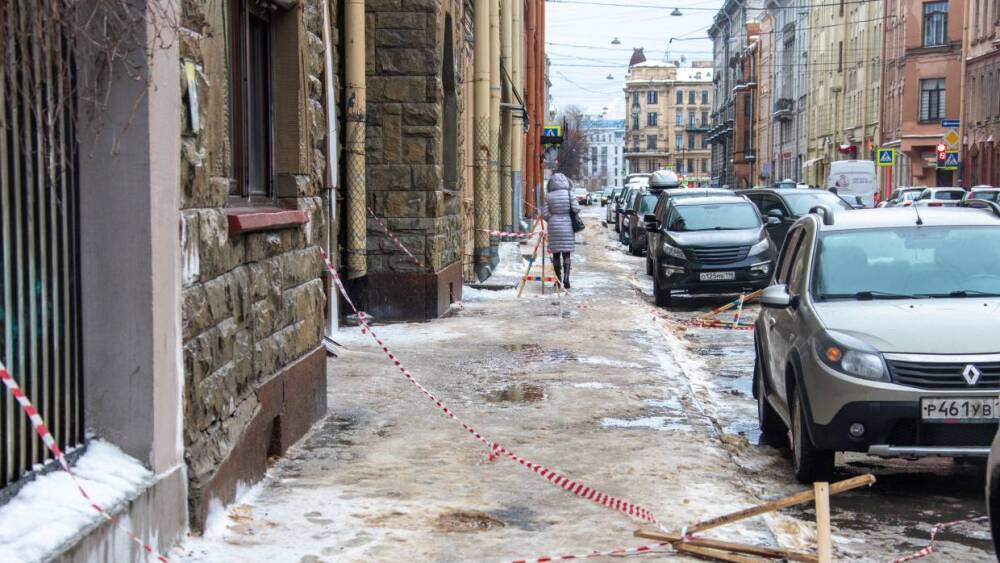Число госпитализированных после падения на льду горожан ежедневно растет в Петербурге