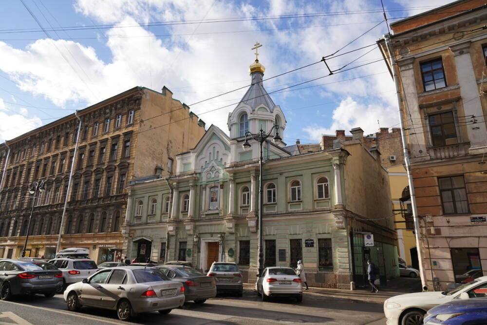Пока на головы прохожим сыпется штукатурка, в Петербурге отремонтировали часовню за почти 18 млн рублей