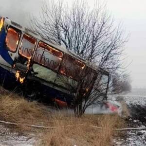 После ДТП в Днепропетровской области загорелись авто и автобус: есть жертва. Фото