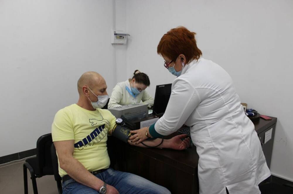 Песков заявил, что в России не отменят бесплатную вакцинацию от COVID-19