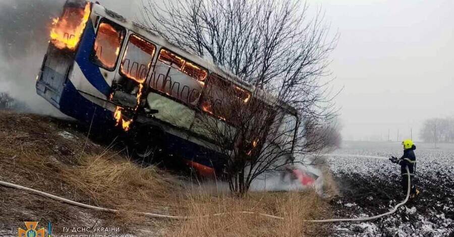 Под Днепром после ДТП загорелись пассажирский автобус и машина, есть жертвы