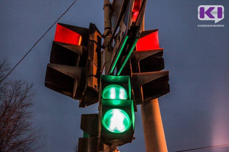 Решаем вместе: в Усинске на перекрестке улиц Нефтяников и Приполярной заработал светофор с кнопкой вызова для пешеходов