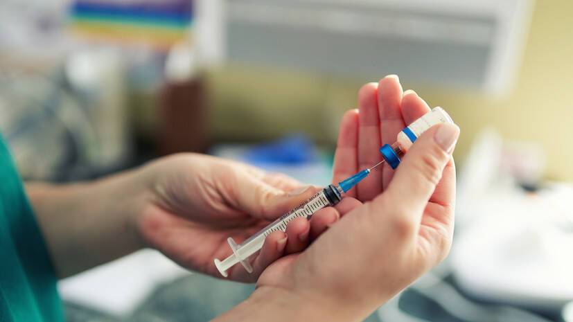 Полную вакцинацию от коронавируса прошли в России 76,7 млн человек