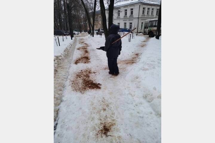 В Смоленске посыпали гололед прямо перед снежным апокалипсисом