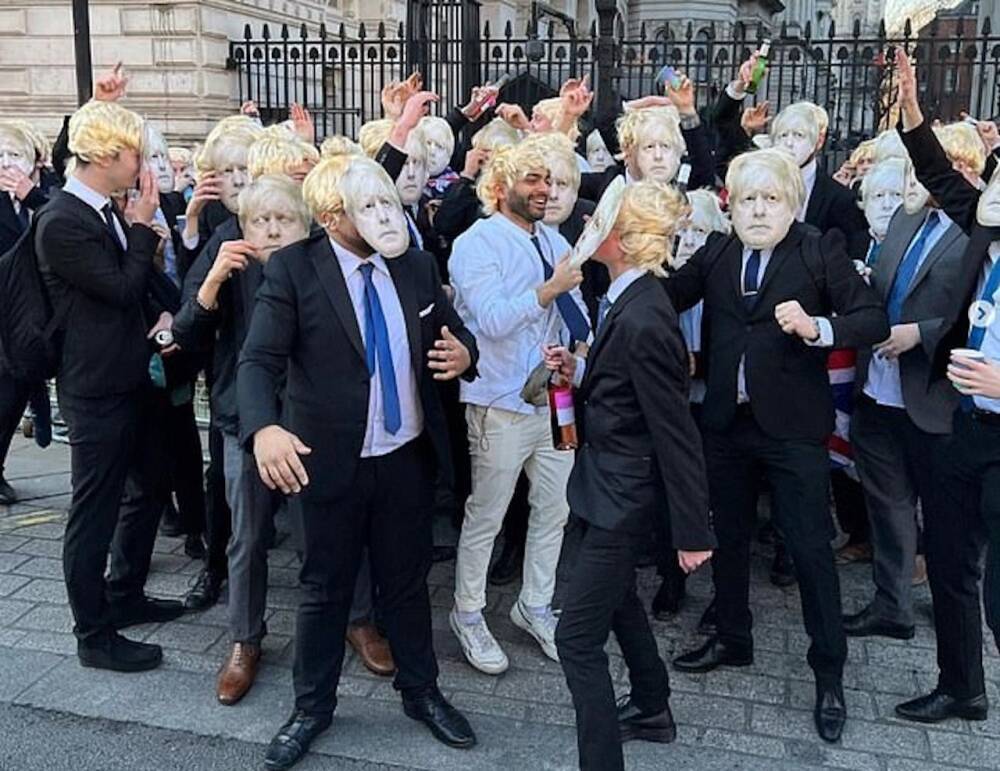 Сотня «Борисов Джонсонов» собрались в центре Лондона с выпивкой