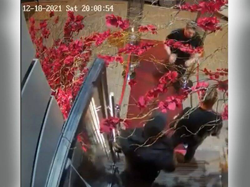 Вытолкали из ресторана: обнародовано видео потасовки депутата из Ростовской области с охраной