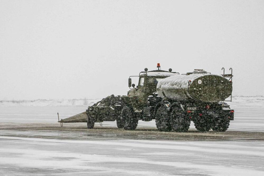 В Воронежской области на военных аэродромах приступили к расчистке снега тепловые машины «Горыныч»