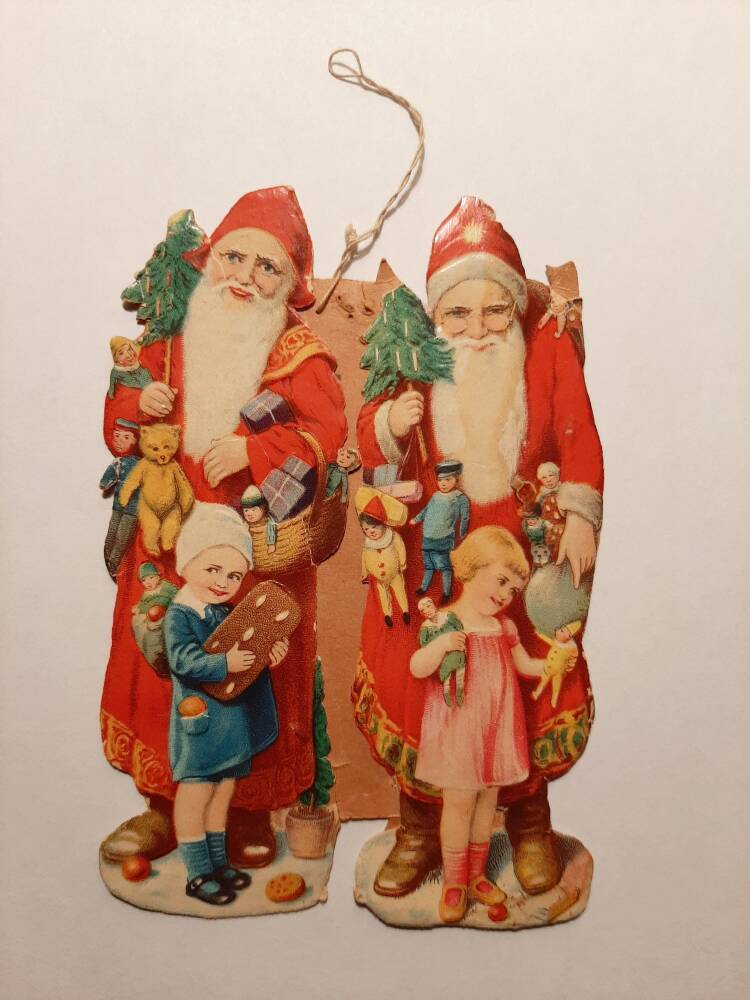 Санта из прошлого. Гродненка обнаружила в книге старинные картонные фигурки дарящих подарки Санта-Клаусов