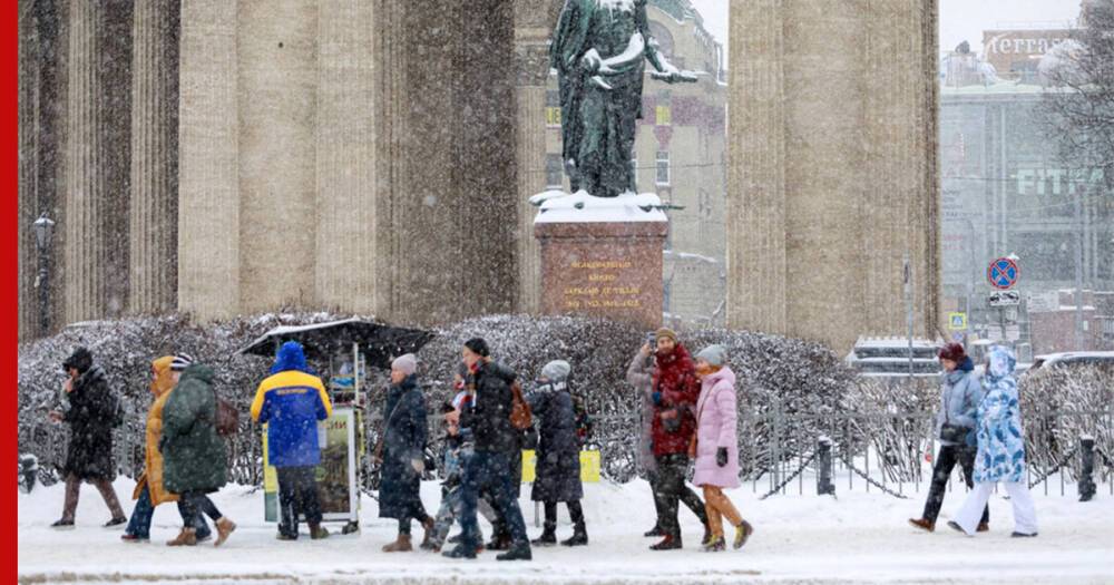 Уходящий на восток циклон принесет в Петербург снег и температуру около нуля градусов