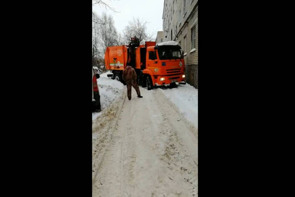 В Рязани из-за снега застрял мусоровоз.