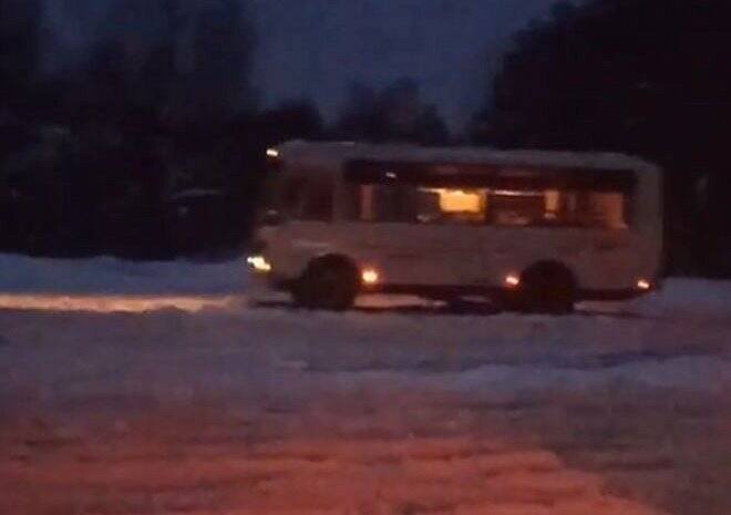 У Касимовского ММЦ увяз в снегу автобус