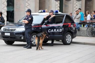 Курьез: в Италии для полицейских закупили защитные маски розового цвета