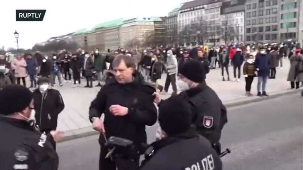 Драки, антиправительственные лозунги, задержания: в Германии проходит крупнейшая акция протеста против ковидных ограничений